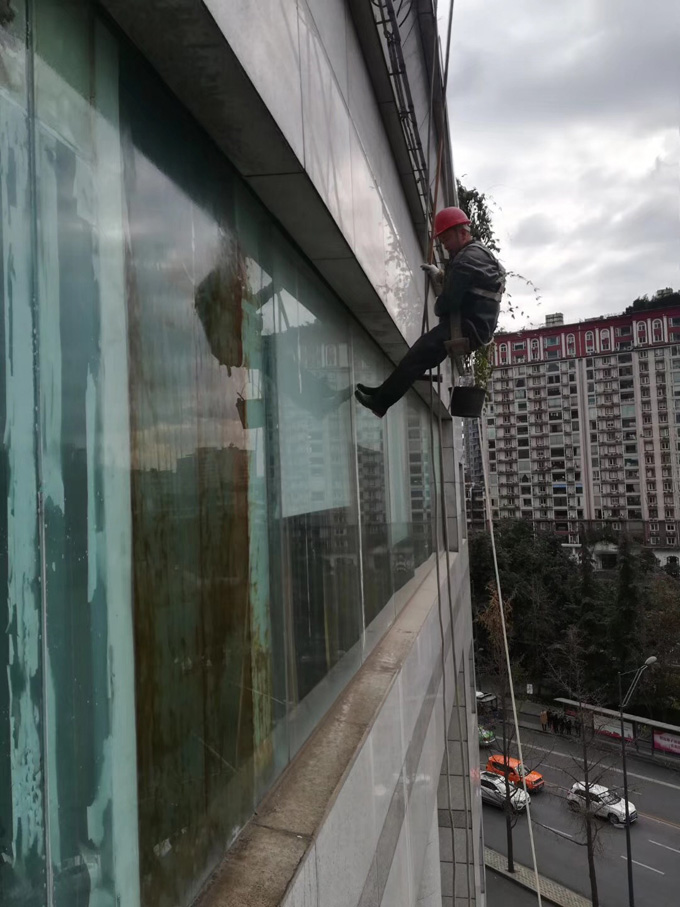 蜘蛛人正在外墻高空清洗作業