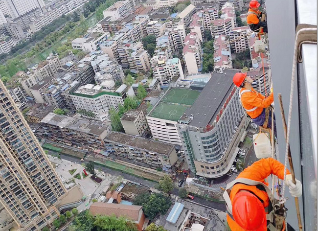 正在高空外墻保潔中